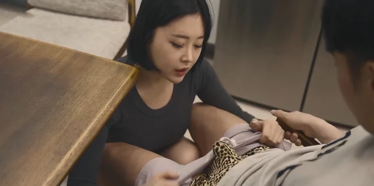 Cô nàng chủ động bóp cu bạn trai – Hàn Quốc