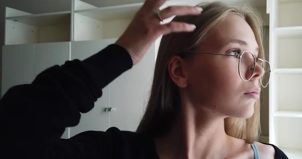 Cô nữ sinh kính cận quyến rũ – Châu Âu