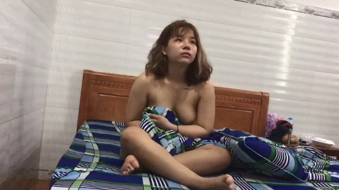 Đôi bạn trẻ tình tứ trong nhà nghỉ – Việt Nam